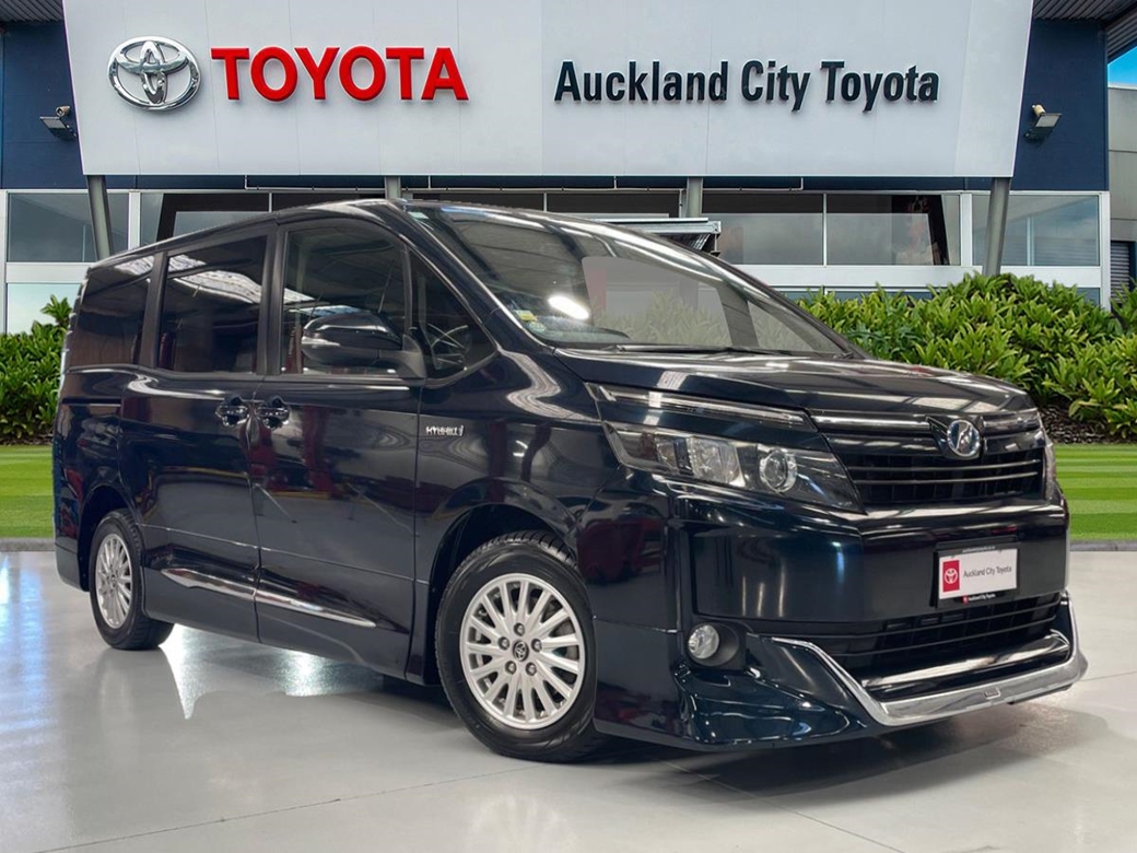 2014 Toyota Voxy Hybrid 124,731kms | Image 1 of 15