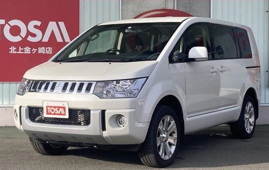 2016 Mitsubishi Delica D5 4WD 77,113kms | Image 1 of 20