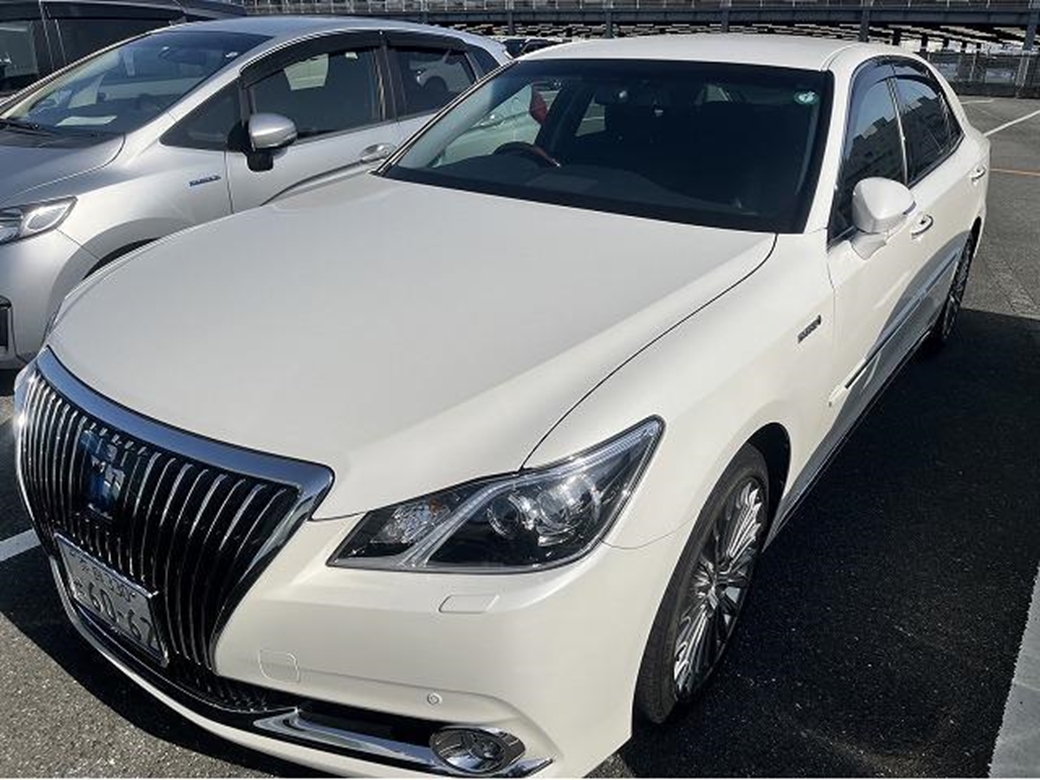 2014 Toyota Crown Majesta Type F 33,042kms | Image 1 of 10