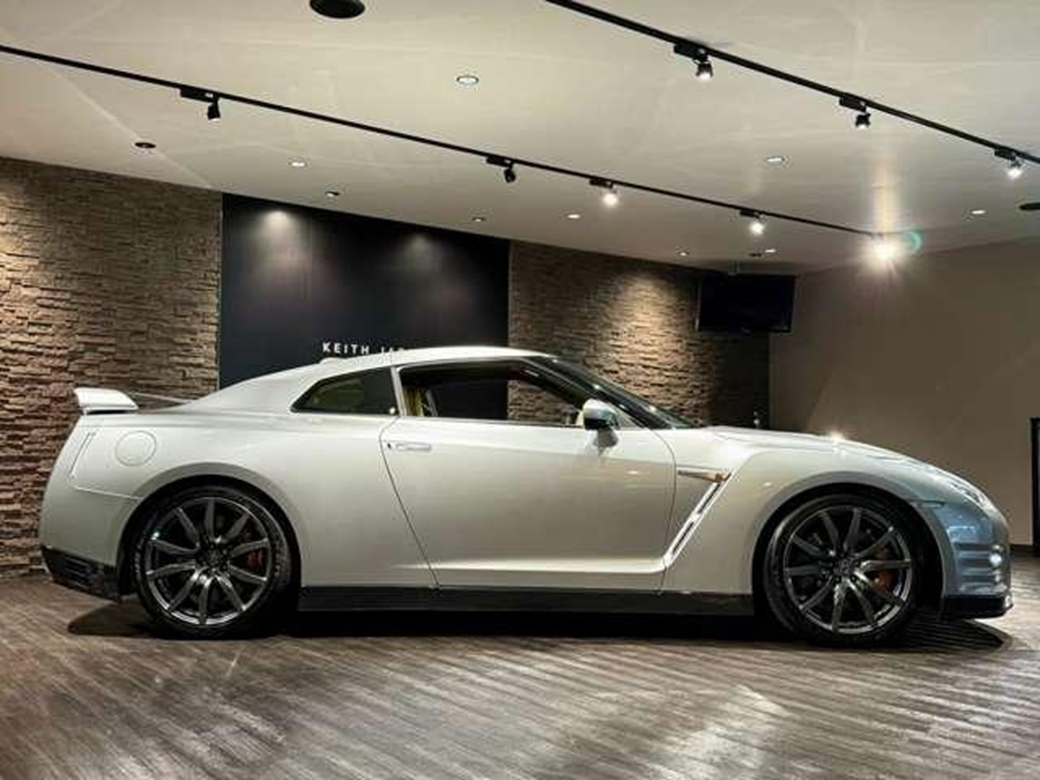 2014 Nissan GT-R Premium Edition 4WD 16,000kms | Image 1 of 20
