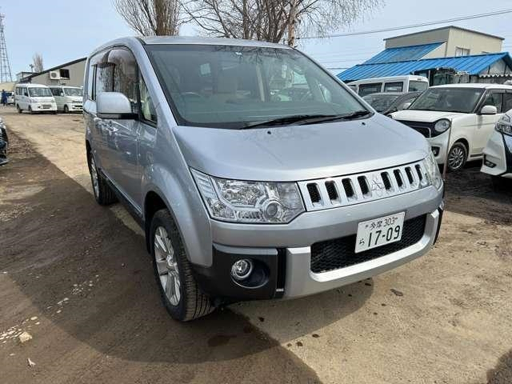 2013 Mitsubishi Delica D5 4WD 121,000kms | Image 1 of 18